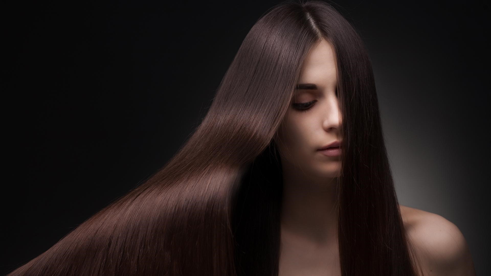 une belle femme avec des cheveux lissé avec un lissage permanent